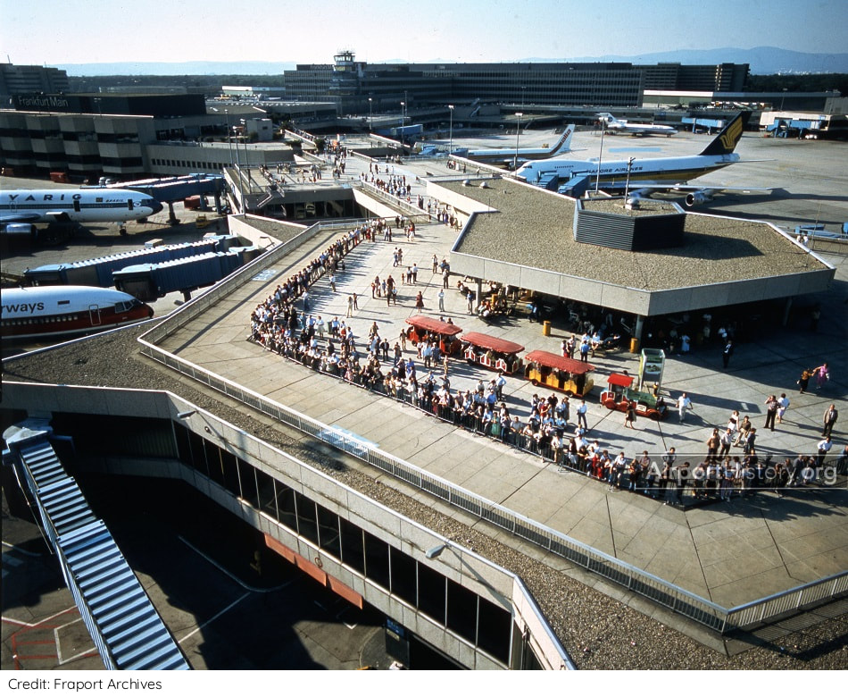 The observation deck of Frankfurt Airport in the 1980s.
