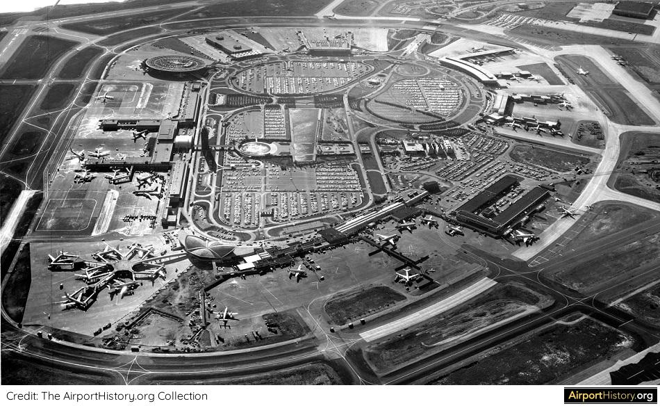 A 1962 aerial image of the terminal of New York Kennedy Airport